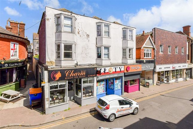 1 bed property, in High Street, £90,000