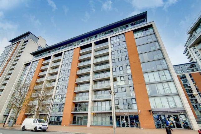 1 bed property, in Western Gateway, £240,000