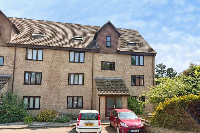 1 bed property, in Church View Church Walk, £75,000
