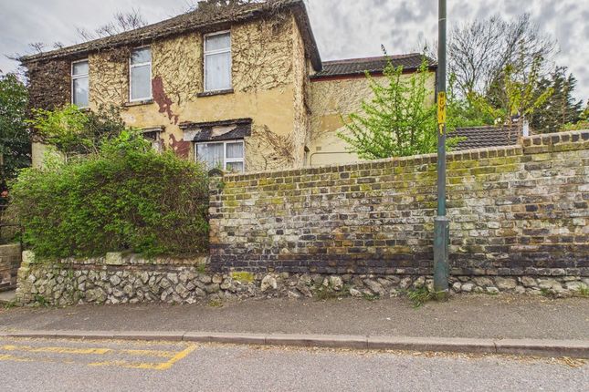 3 bed property, in Bill Street Road, £200,000