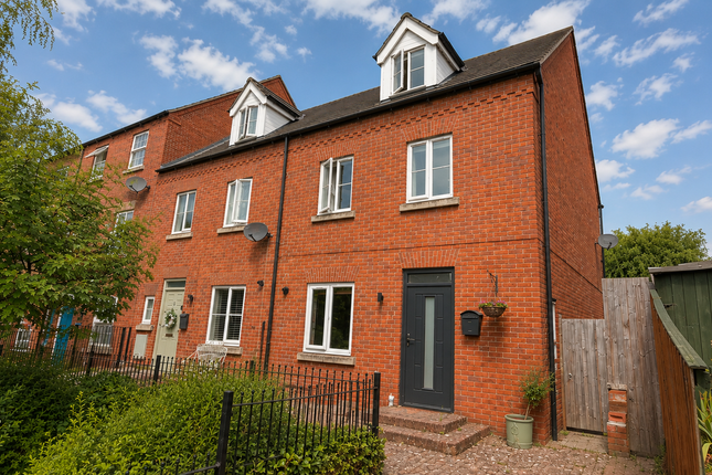 4 bed property, in Dorrigan Close, £270,000