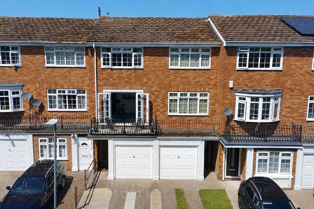 3 bed property, in Lakeside, £325,000