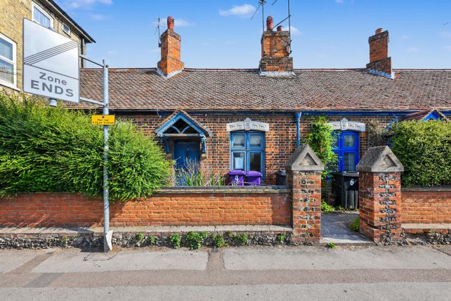 1 bed property, in Queens Road, £70,000