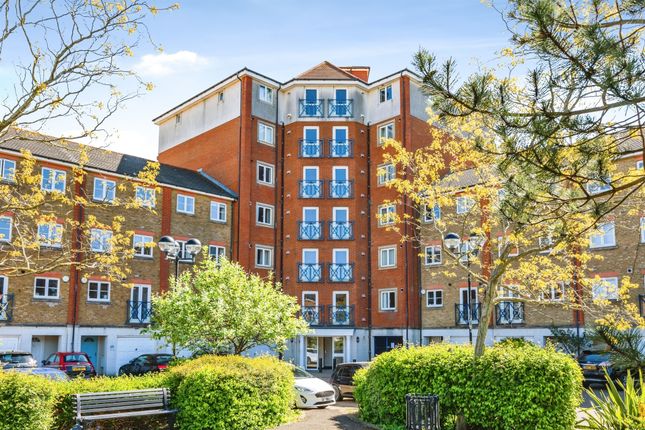 2 bed property, in San Juan Court, £285,000