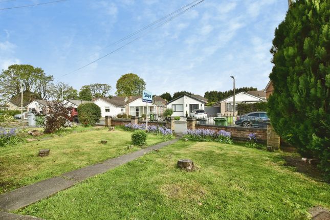 2 bed property, in Redesmere Close, £300,000