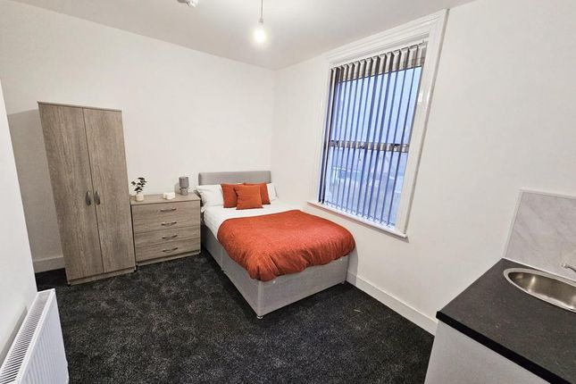 5 bed property, in Warwick Road, £329,000
