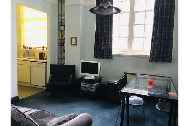 1 bed property, in 1 Crothall Close, £265,000