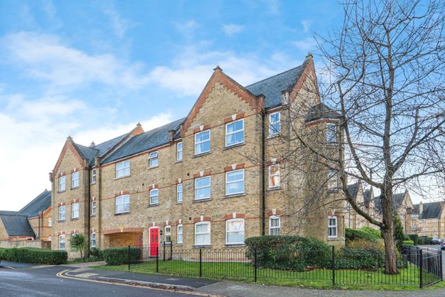 2 bed property, in Brushfield Way, £225,000