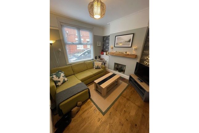 2 bed property, in Cherry Road, £250,000