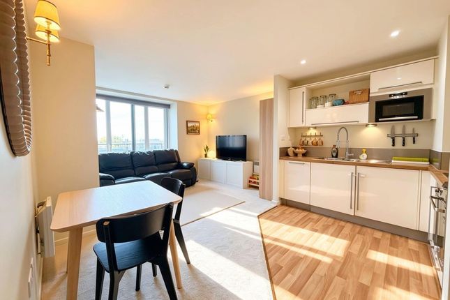 2 bed property, in Becket House, £200,000
