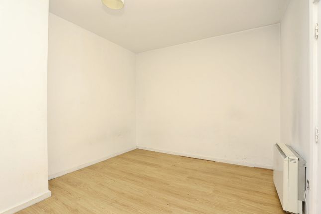 1 bed property, in Calderwood Street, £150,000