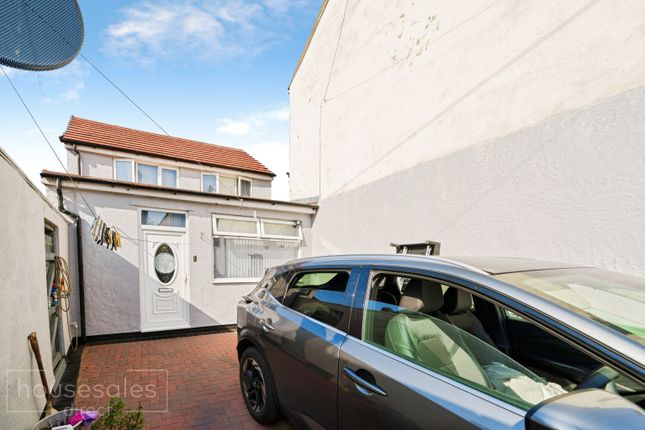 2 bed property, in Willmer Road, £70,000