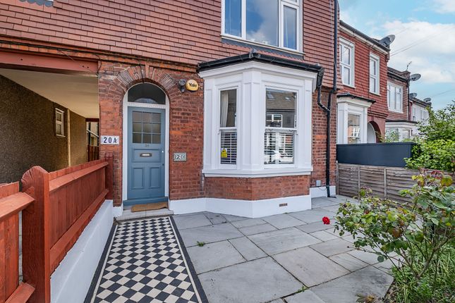 2 bed property, in Radbourne Road, £595,000