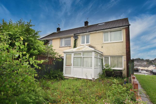 2 bed property, in Manor Court, £99,950