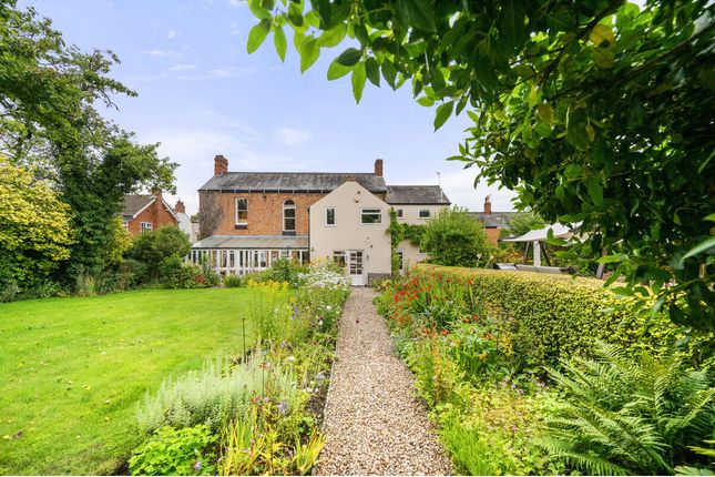 4 bed property, in Main Street, £825,000