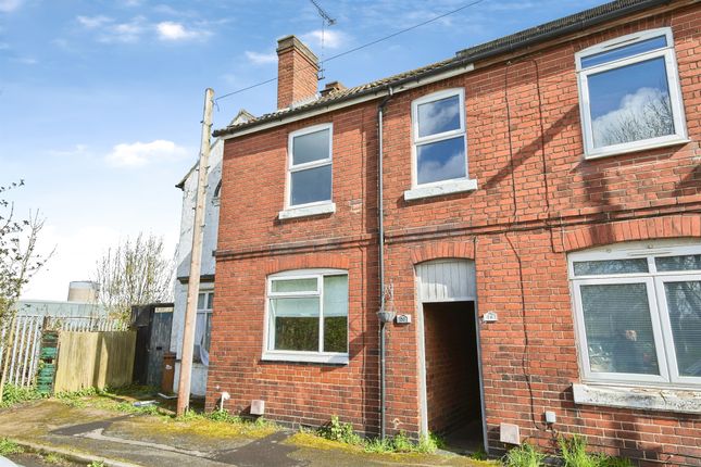 2 bed property, in Cambridge Street, £90,000