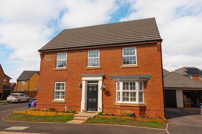 4 bed property, in Maes Siglen, £475,000