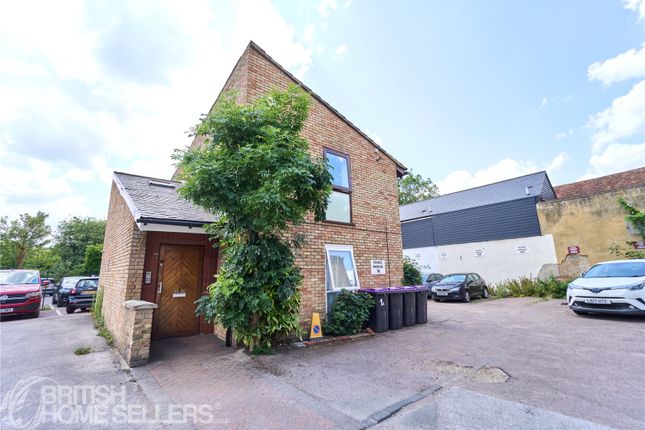 1 bed property, in Wells Yard, £245,000