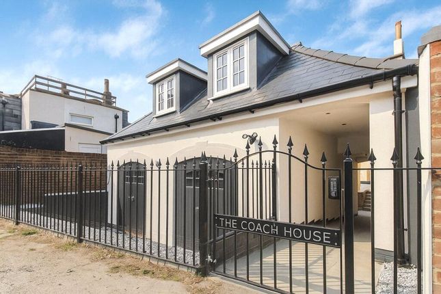 2 bed property, in Carlton Crescent, £325,000