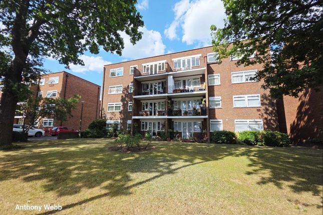 2 bed property, in Chase Side, £400,000