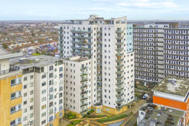 2 bed property, in Axon Place, £250,000