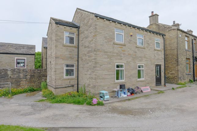 3 bed property, in Queensbury Square, £165,000