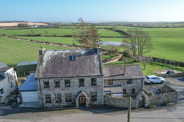 5 bed property, in Botwnnog, £395,000
