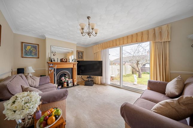2 bed property, in Deerhurst Close, £450,000
