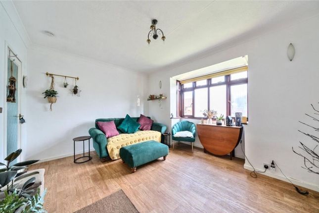 2 bed property, in Meadowlands, £300,000