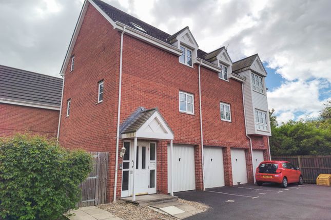 2 bed property, in Lyon's Court, £107,000