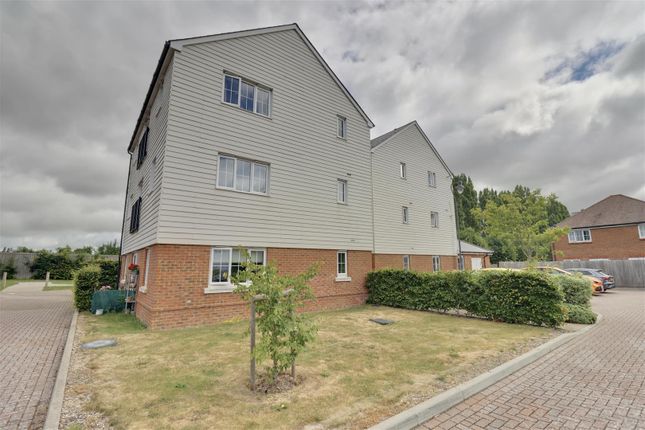 2 bed property, in Priors Orchard, £230,000