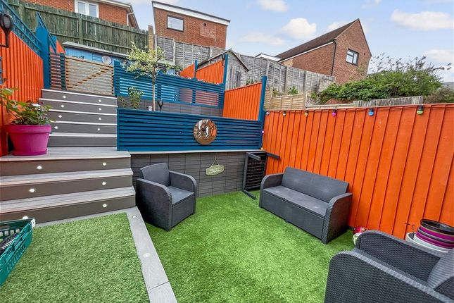 2 bed property, in Stainers Close, £180,000