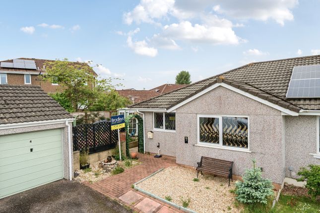 2 bed property, in Blossom Close, £210,000