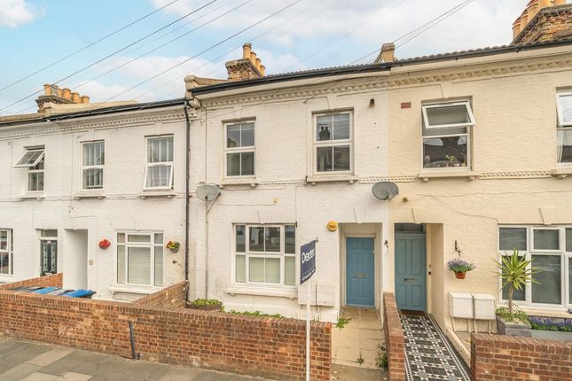 2 bed property, in Finborough Road, £450,000
