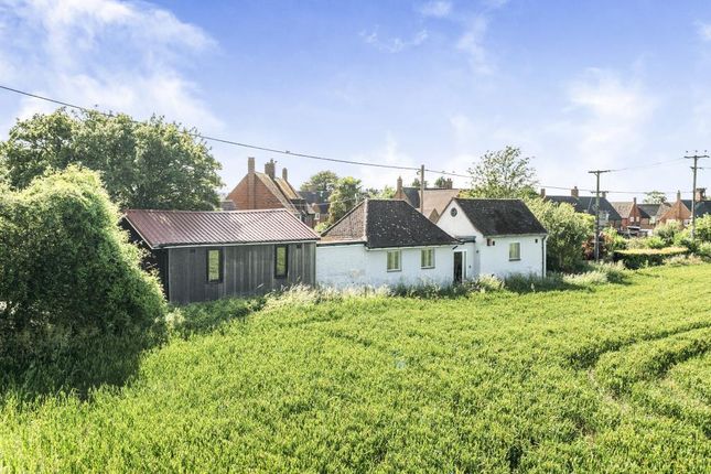 2 bed property, in Crowell Road, £300,000