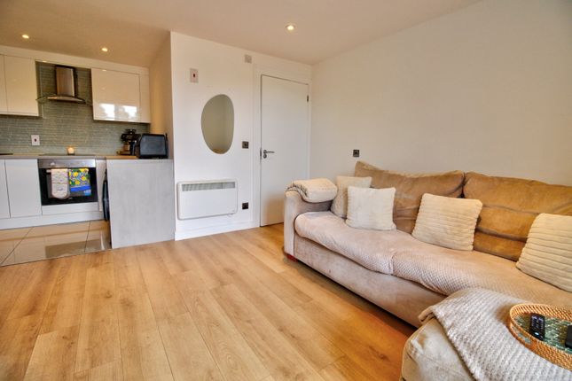 2 bed property, in Heather Ridge Arcade, £200,000