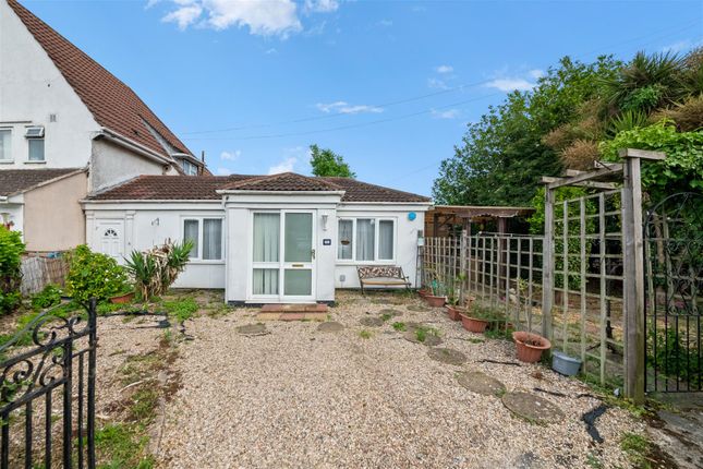 2 bed property, in East Avenue, £450,000