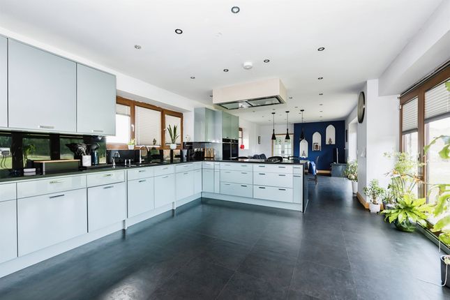 3 bed property, in Christchurch Barns, £650,000