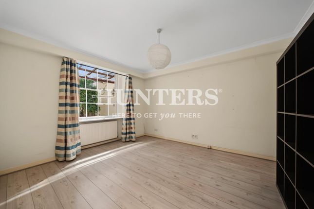 1 bed property, in Sussex Gardens, £550,000