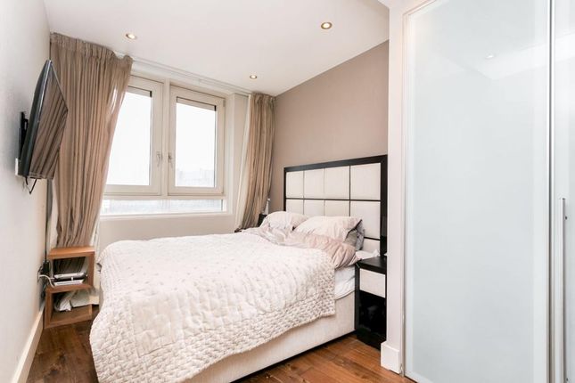 1 bed property, in Praed Street, £500,000