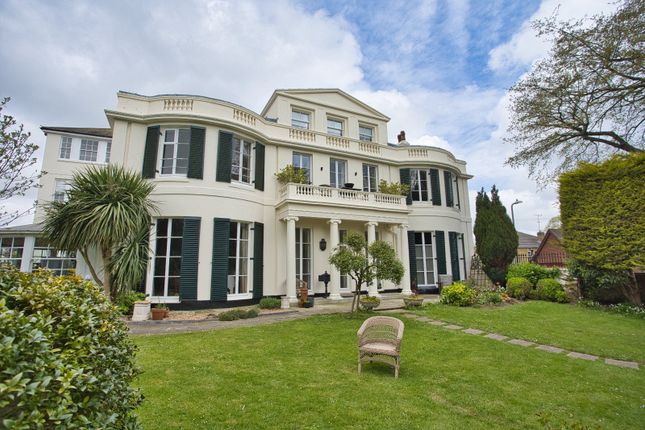 2 bed property, in Grams Road, £230,000