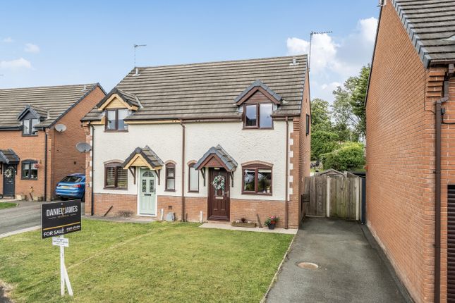 2 bed property, in Martins Field, £185,000