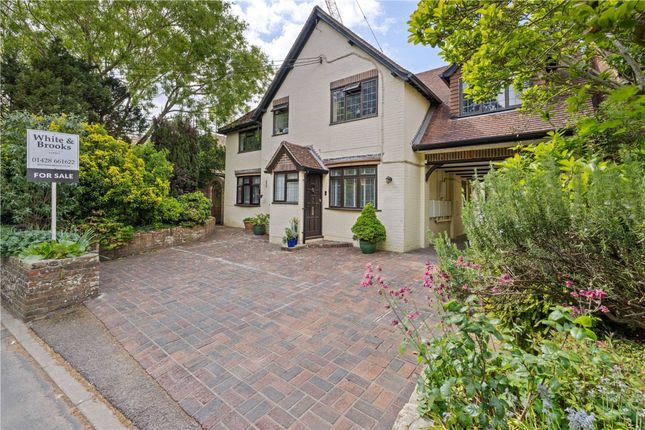 2 bed property, in Haslemere Road, £200,000