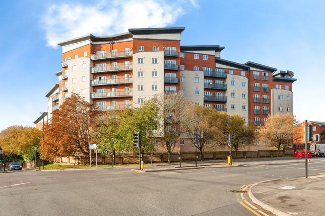 1 bed property, in Aspects Court, £145,000