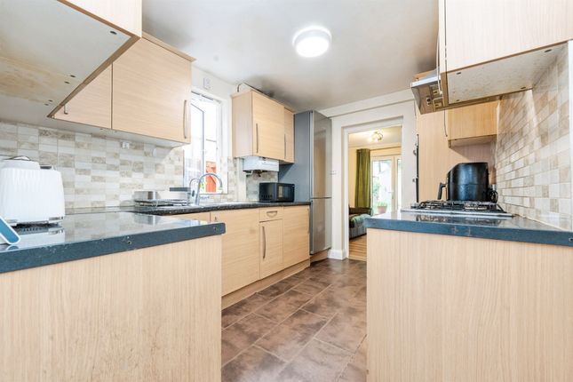 3 bed property, in Cassiobridge Road, £475,000