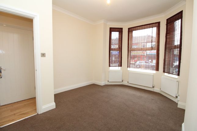 2 bed property, in Plumstead Common Road, £300,000