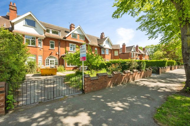 6 bed property, in Town Moor Avenue, £350,000