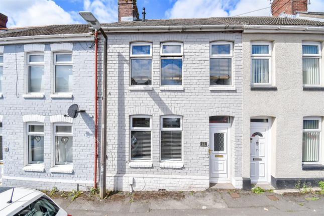 2 bed property, in Laura Street, £195,000
