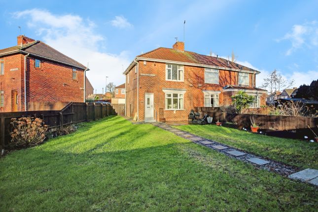 2 bed property, in Whitemere Gardens, £140,000