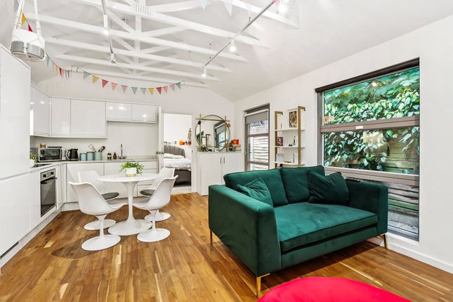 1 bed property, in York Street, £400,000